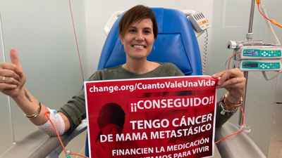 Victoria Rodrigo, doente de cancro de mama metastásico, recibindo o medicamento (Change.org)