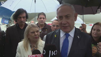 Netanyahu atende a prensa a pé de pista á súa chegada a Nova York, este xoves (Reuters).