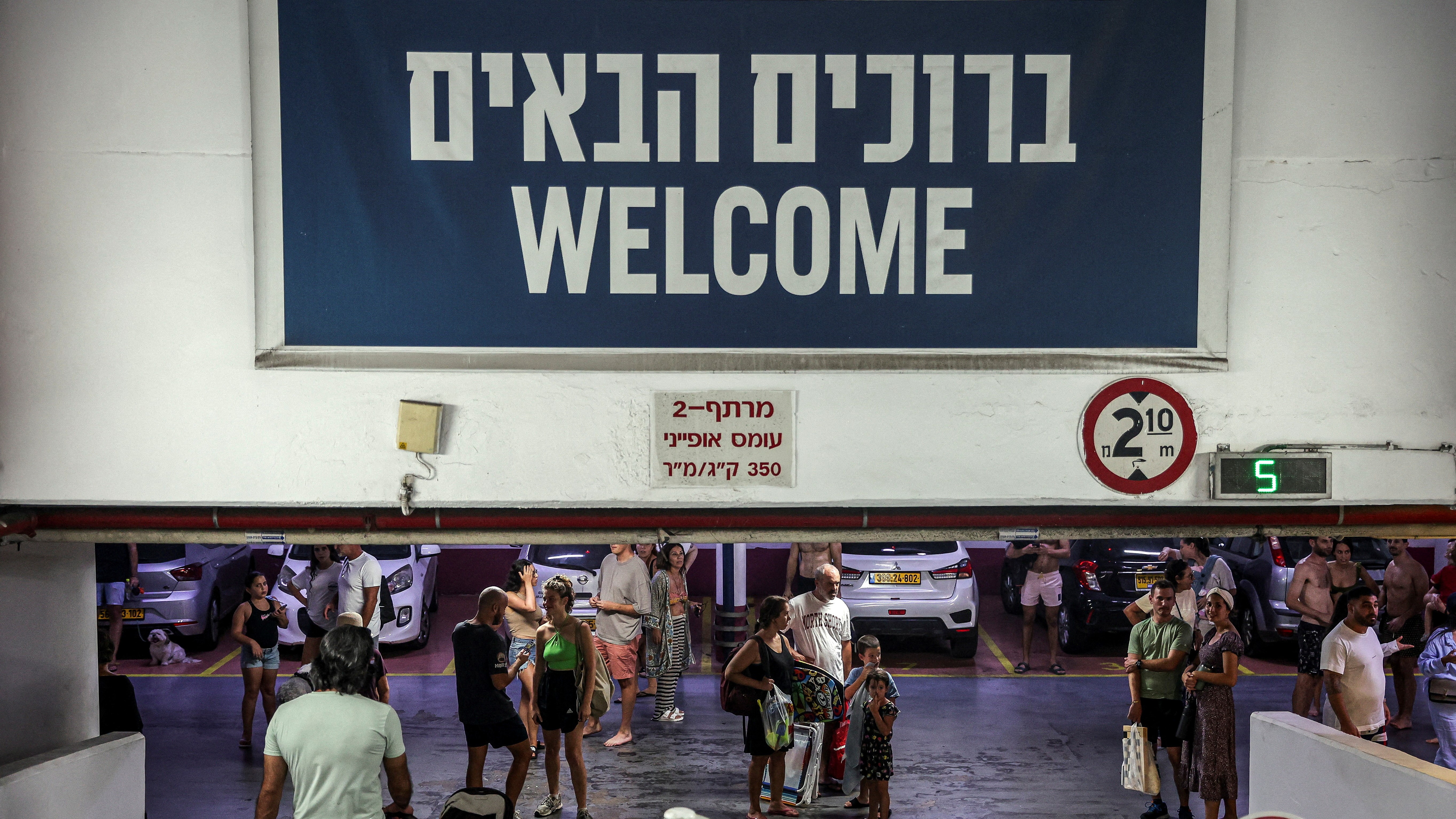 Xente refuxiada no aeroporto de Tel Aviv tras o ataque dende O Iemen. REUTERS/Itai Ron