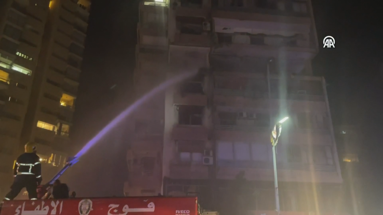 Efectos dun bombardeo israelí sobre un edificio residencial de Beirut, este luns (EFE).