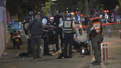 Corpos de seguridade despregados polo tiroteo el Al Aviv (AFP)