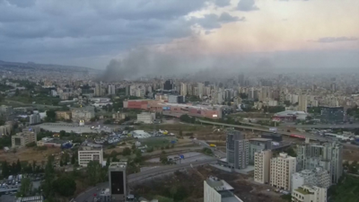 A fumareda dos bombardeos israelís sobre Beirut, este mércores (Reuters)