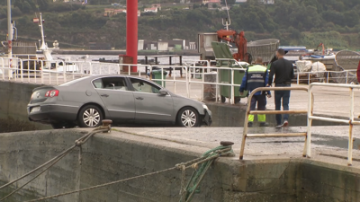 O coche que caeu ao mar no peirao de Domaio