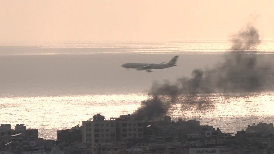 Un avión descende no medio do fume provocado polos ataques aéreos israelís  (Arquivo / Reuters)