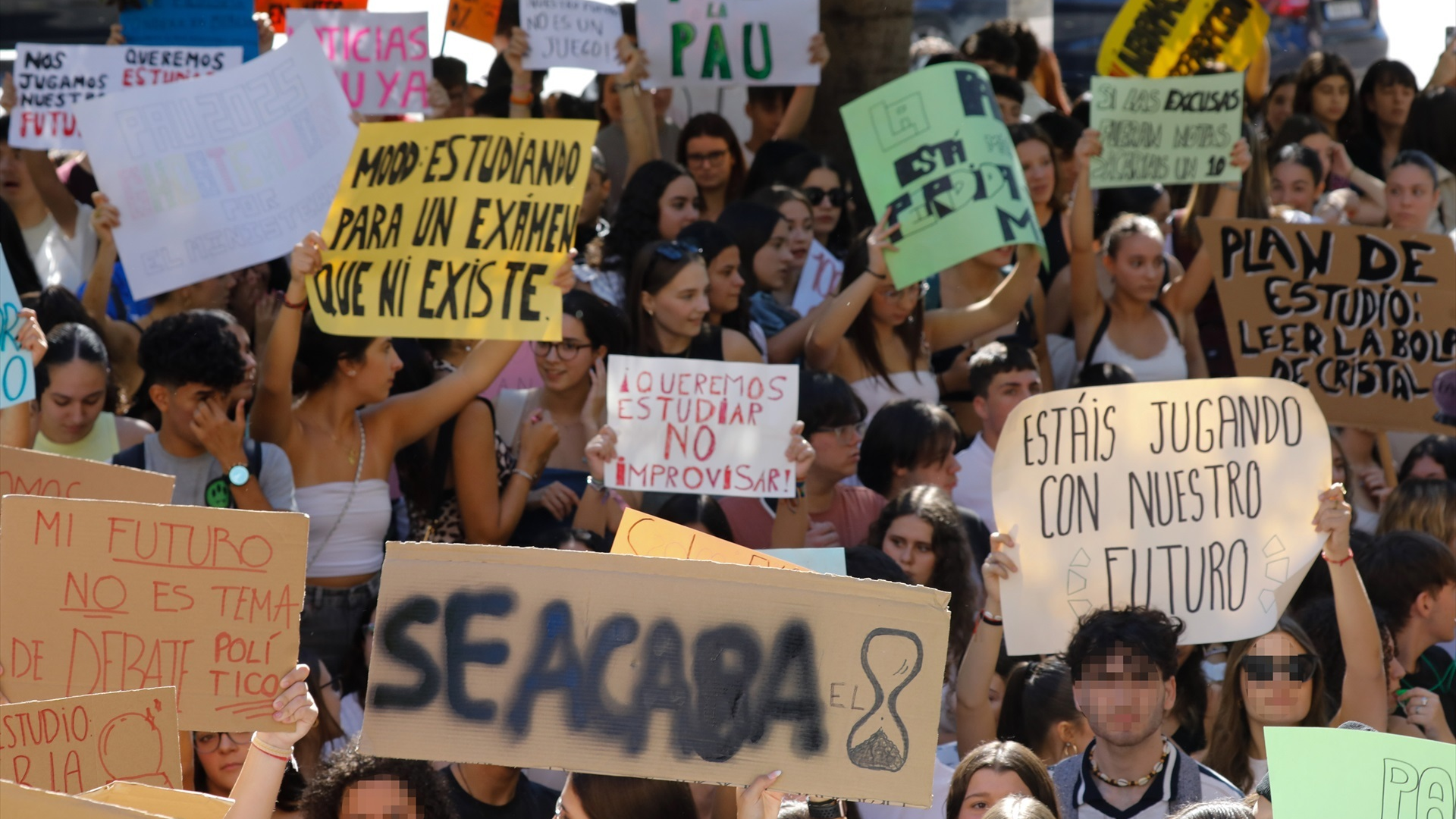 Estudantes manifestándose en Murcia para pedir claridade sobre a PAU (Europa Press / Edu Botella)