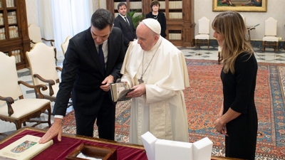 Pedro Sánchez e a súa esposa Begoña Gómez, nun encontro co Papa en 2020 (Arquivo Pontifex)