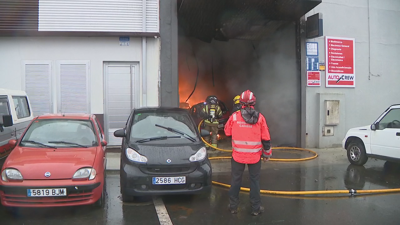 Incendio no taller de coches, en Cambre