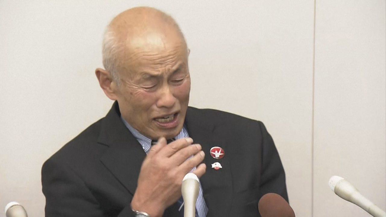 O representante da ONG Nihon Hidankyo, Toshiyuki Mimaki, atende a prensa en Hiroshima (O Xapón) visiblemente emocionado tralo anuncio da concesión do Nobel da Paz á súa organización (AFP).