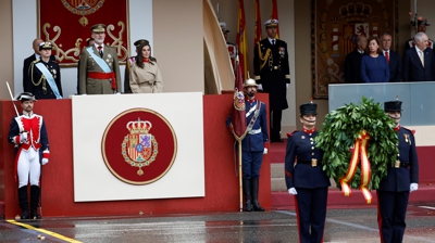 Os monarcas coa princesa Leonor na parada militar. EFE/Chema Moya