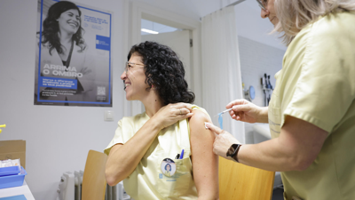 Inicio da campaña de vacinación dos profesionais sanitarios (EFE / Lavandeira jr.)