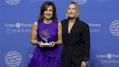 A escritora Paloma Sánchez-Garnica (e), gañadora do 73º Premio Planeta e a finalista Beatriz Serrano, este martes en Barcelona (EFE / Andreu Dalmau).