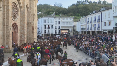 Unha das ganderías de cabalos que pasou esta tarde pola praza da catedral de Mondoñedo