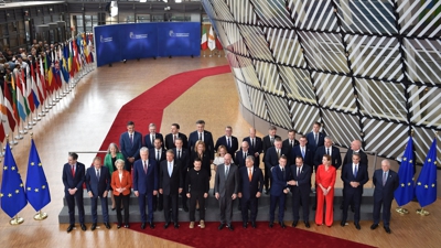 Os líderes da UE posan na foto de grupo co presidente ucraíno Volodimir Zelenski durante o cumio europeo en Bruxelas.