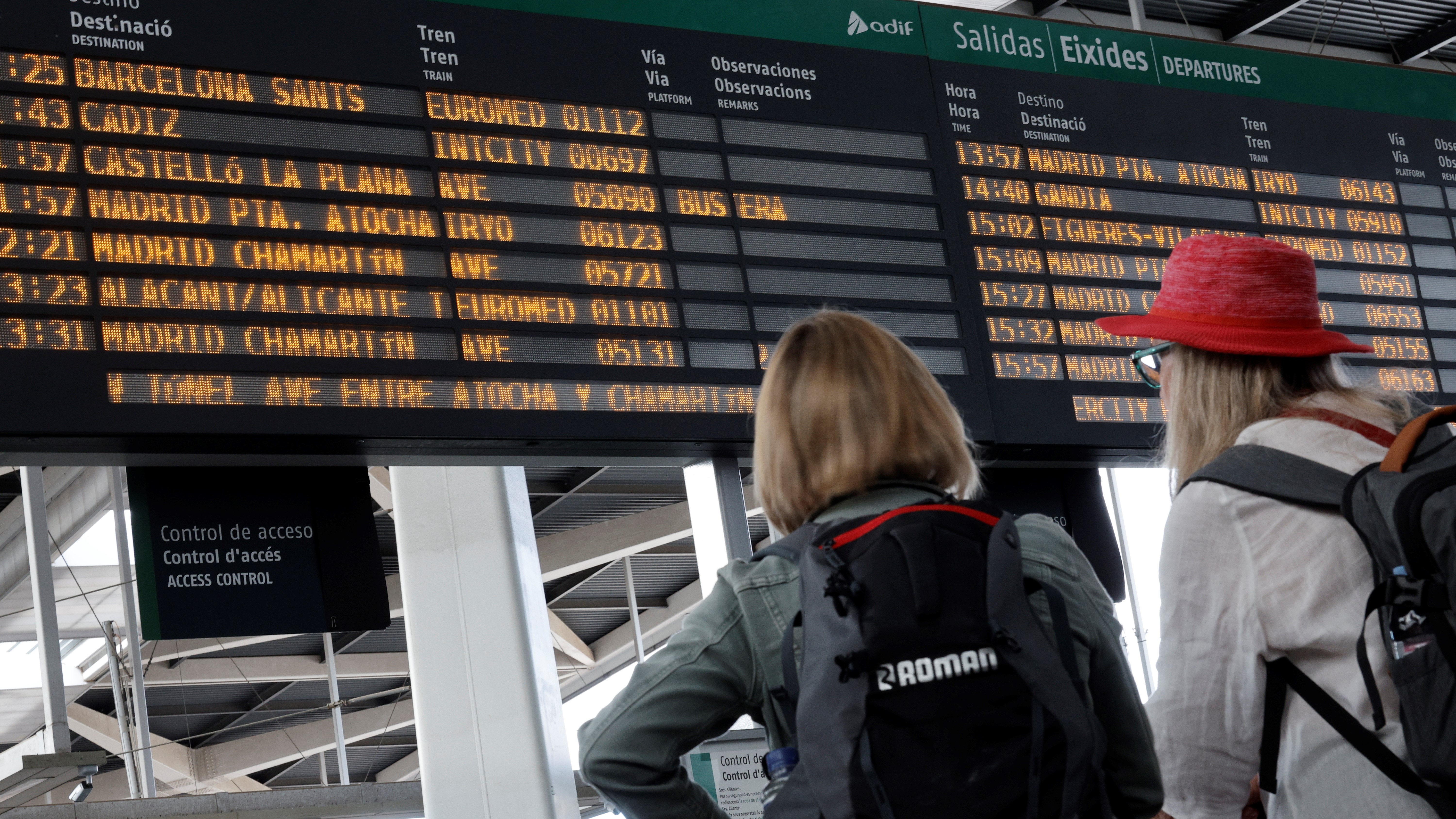 Dúas pasaxeiras na estación Joaquín Sorolla de Valencia o domingo. EFE/Kai Försterling