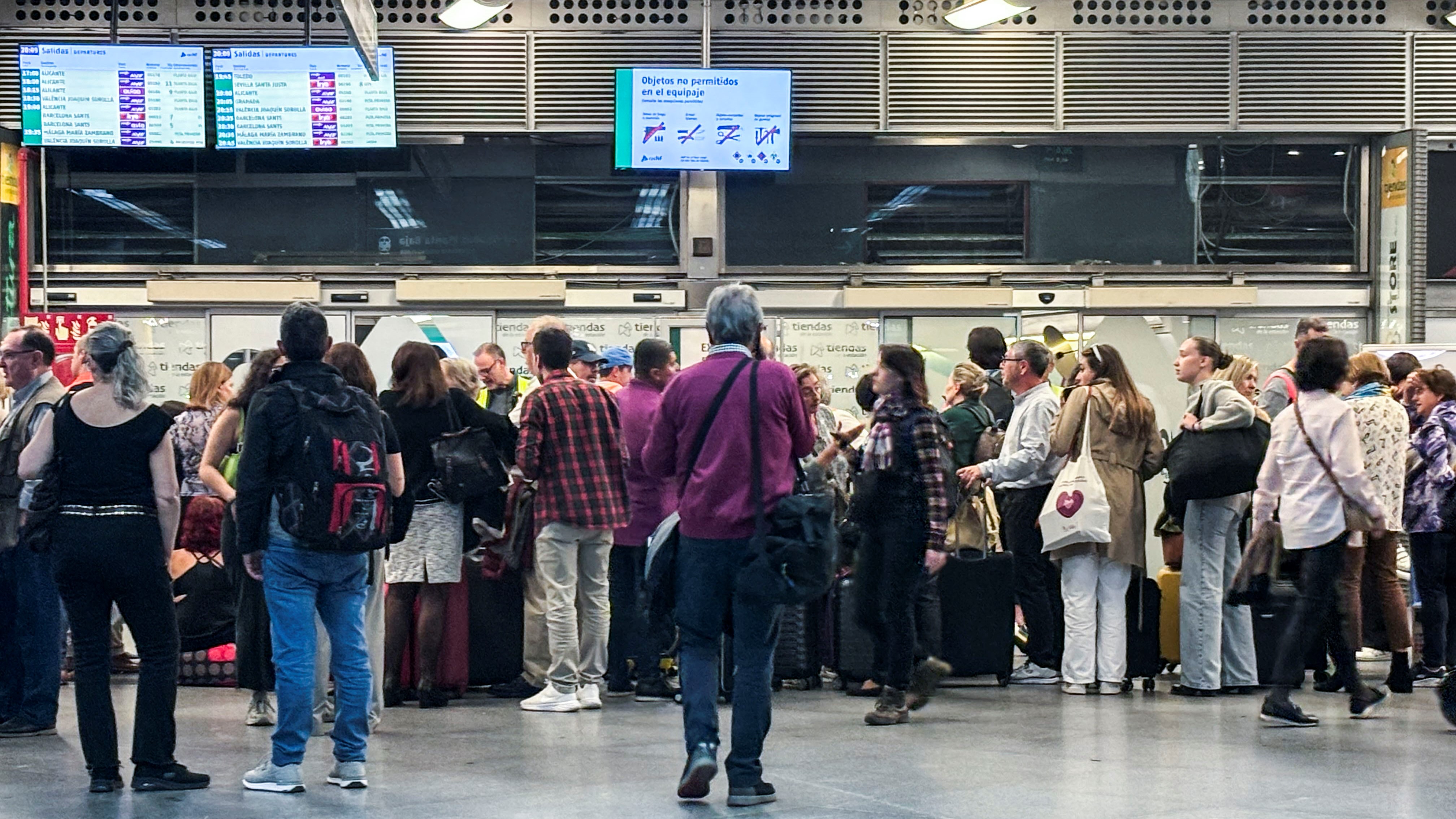 Xente afectada na estación deAtocha este sábado. EFE/Foto cedida por unha pasaxeira