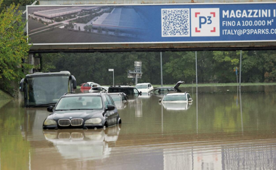 Imaxe dunha autoestrada en Italia con vehículos atrapados