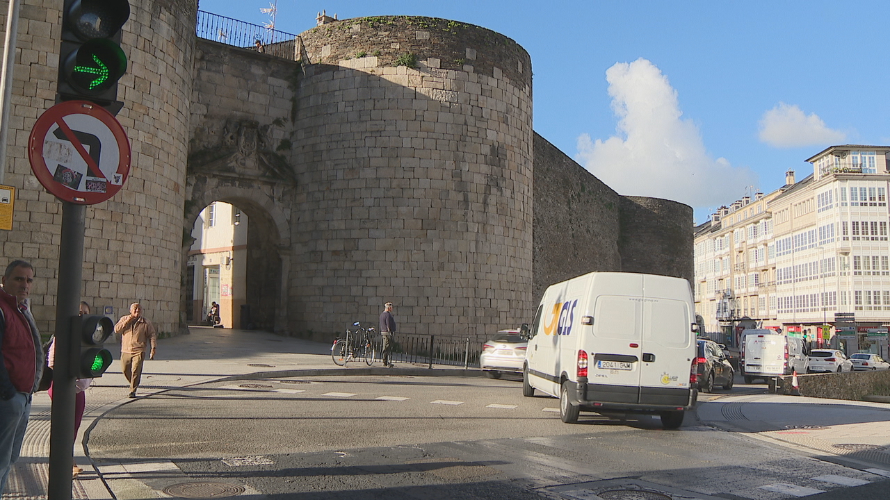 Tramo da rolda da Muralla onde segue a haber tráfico, ao pé da porta de San Pedro