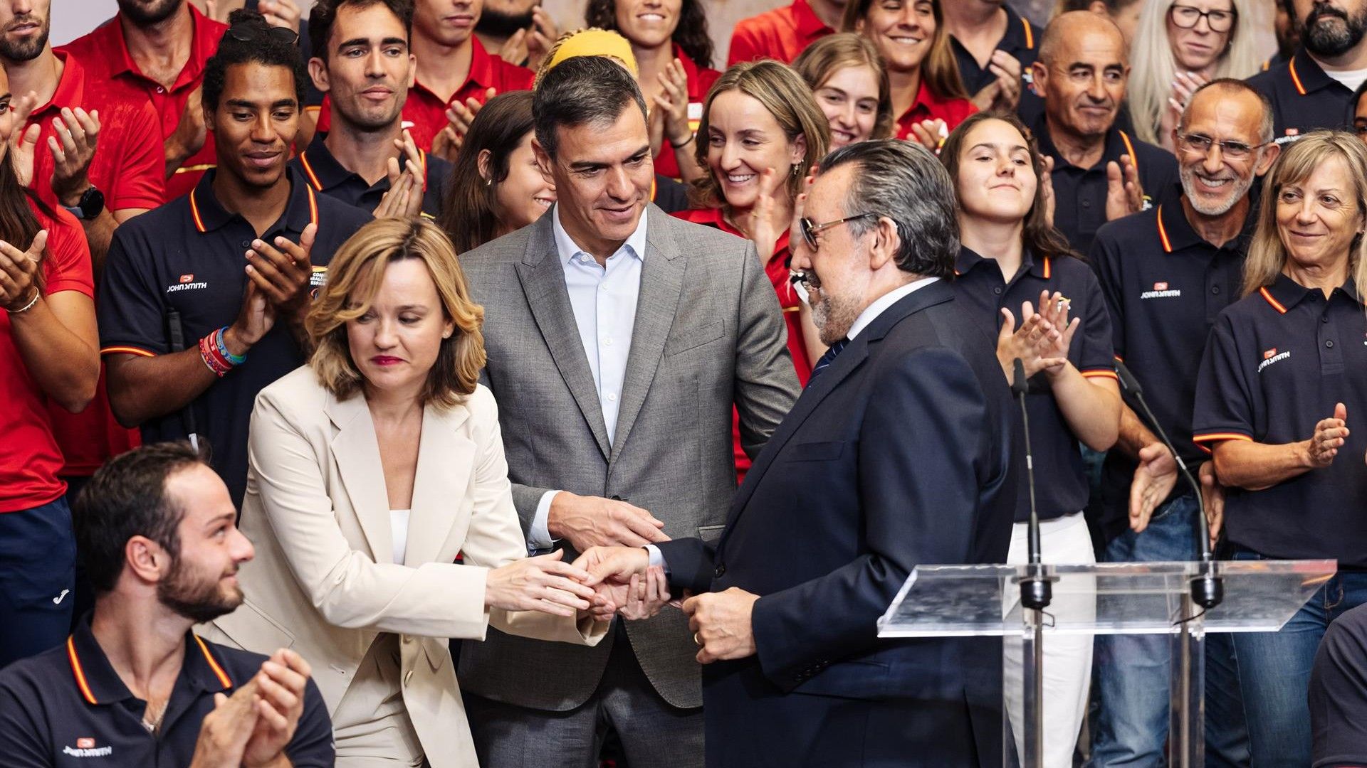 Miguel Carballeda nunha foto de arquivo xunto ao presidente Pedro Sánchez e á ministra Pilar Alegría (Europa Press)