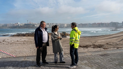 A concelleira de Medio Ambiente da Coruña, Yoya Neira, visitou este luns a praia de Riazor