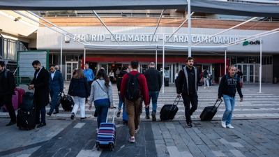 Varias persoas con maletas accedendo á estación de tren de Chamartín (Matias Chiofalo / Europa Press)