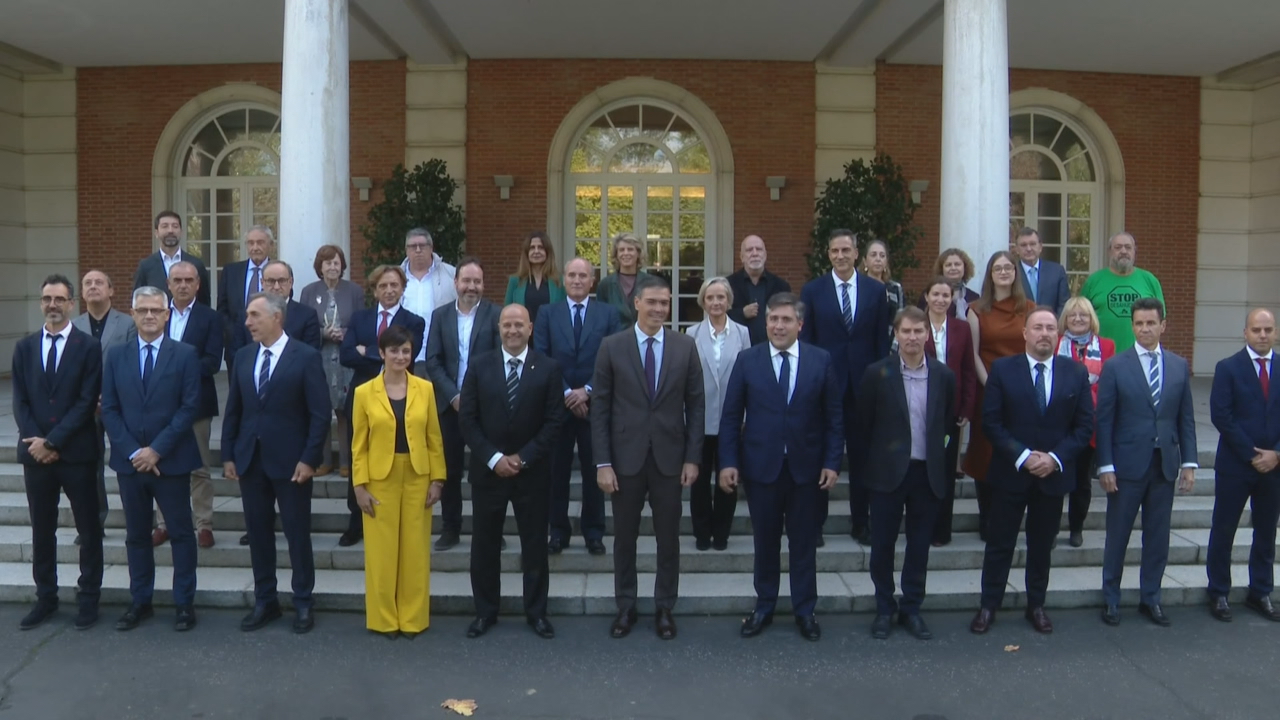 Pedro Sánchez e a ministra de Vivenda reuníronse con organizacións sociais e representantes do sector (Efe)