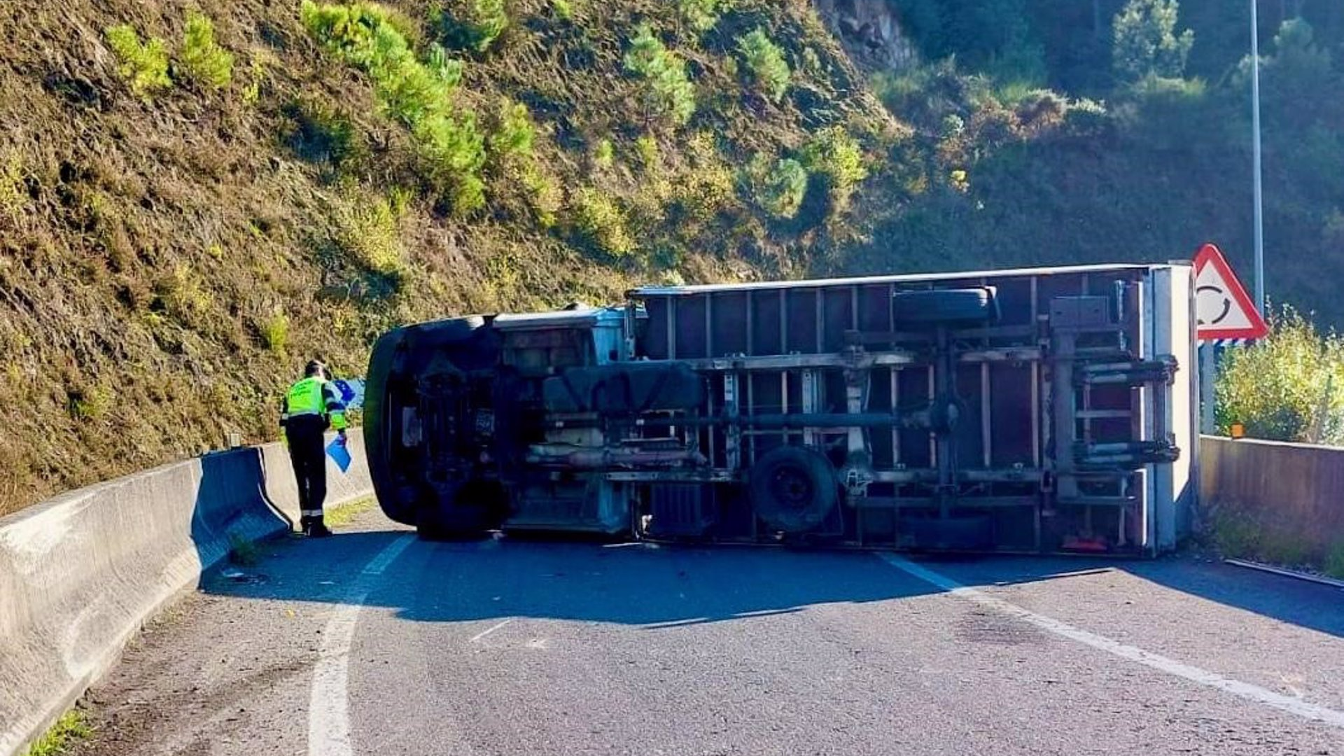 Camión envorcado nun acceso á A-52