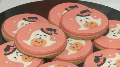 Galletas con fantasmas que visten sombreiros de bruxa e levan cabazas