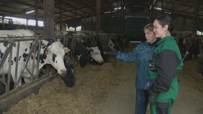 Unha das alumnas de Habita Rural coa dona da granxa onde fai o curso, en Xermade