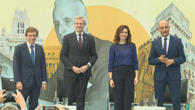 Os presidentes autonómicos de Galicia e Madrid, Alfonso Rueda e Isabel Díaz Ayuso, xunto ao alcalde madrileño e o presidente de Prensa Ibérica