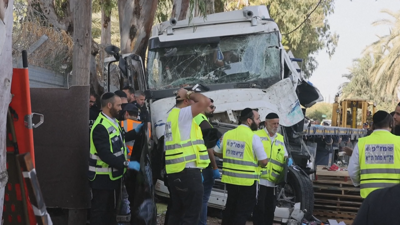 A policía e as emerxencias inspeccionan o camión que bateu contra o autobús en Tel Aviv