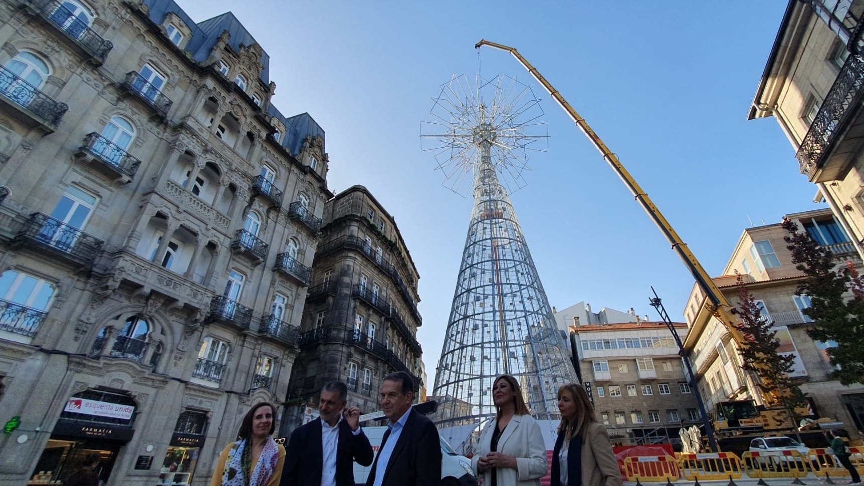 Vigo culmina a montaxe da árbore de Nadal. Europa Press