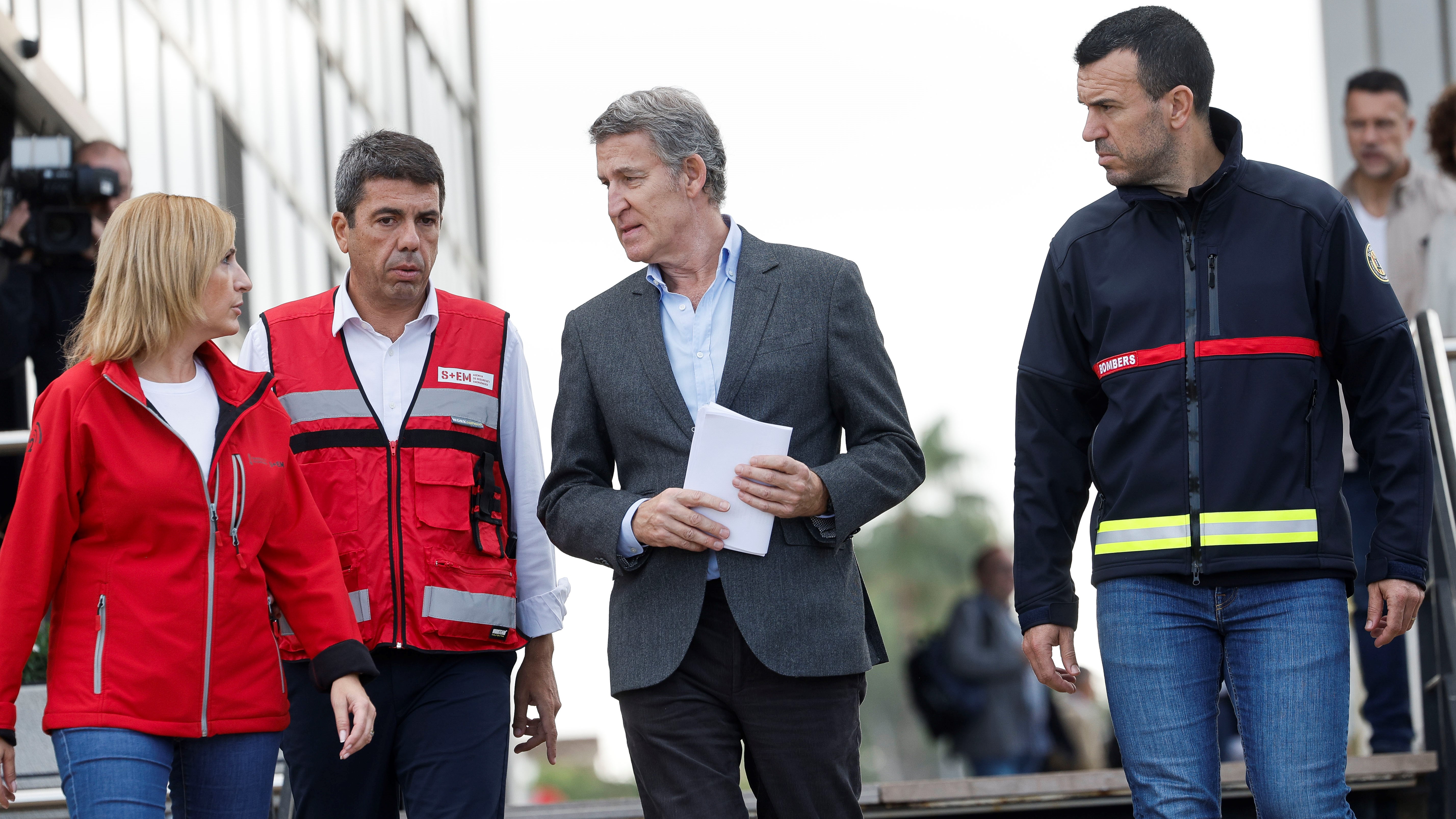 Alberto Núñez Feijóo este xoves durante a visita ao Centro de Coordinación de Emerxencias da Comunitat Valeciana (EFE/Kai Fosterling)