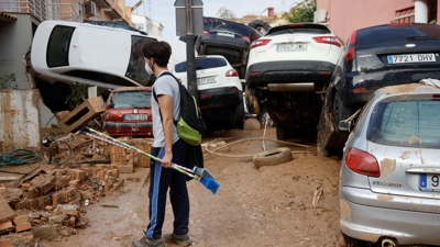 Coches amoreados en Alfafar (Valencia). EFE/Kai Försterling