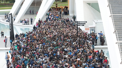 Xente agardando na Cidade das Artes e das Ciencias este sábado. EFE/Manuel Bruque