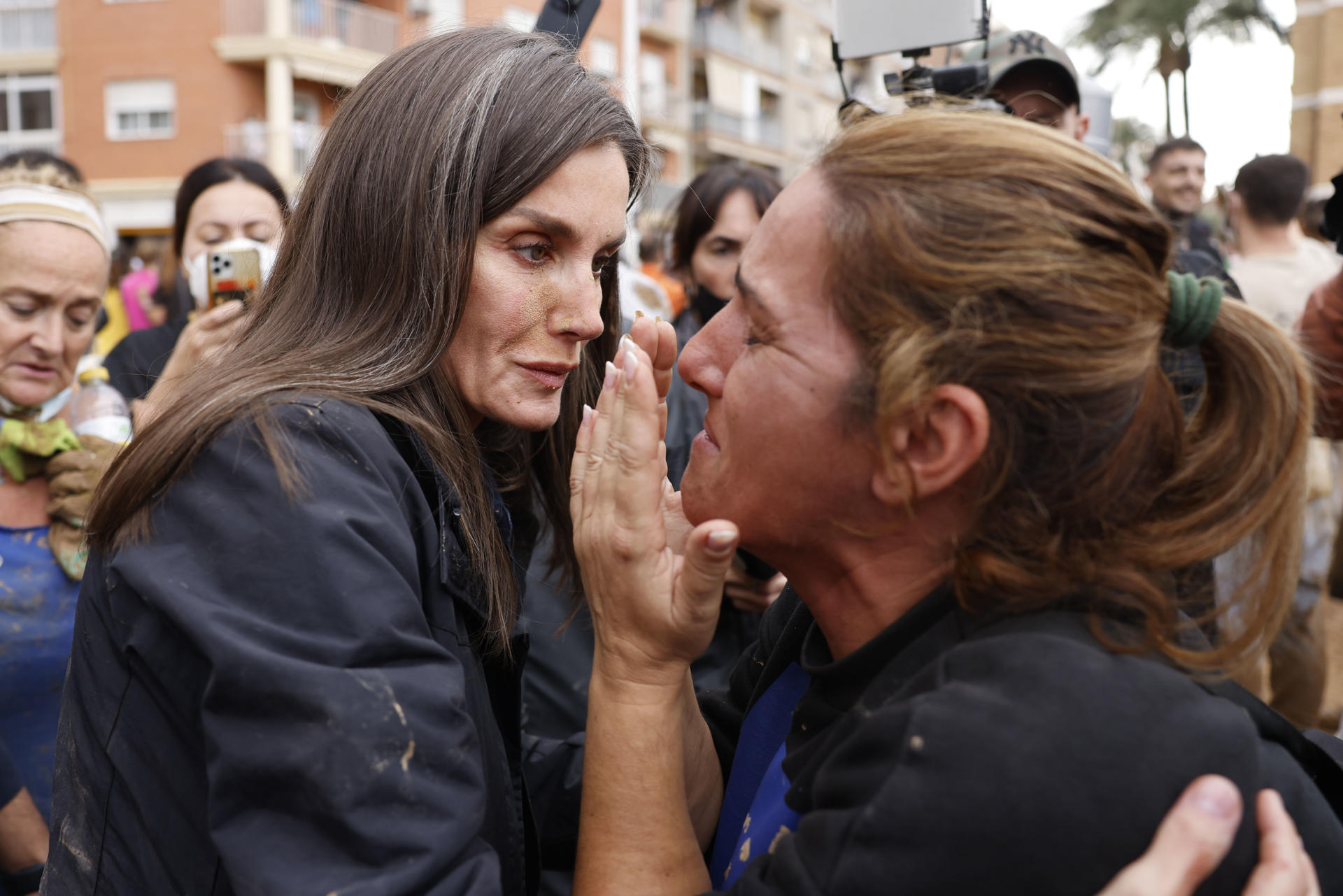 A raíña Letizia con restos de lama conversa con veciñas de Paiporta