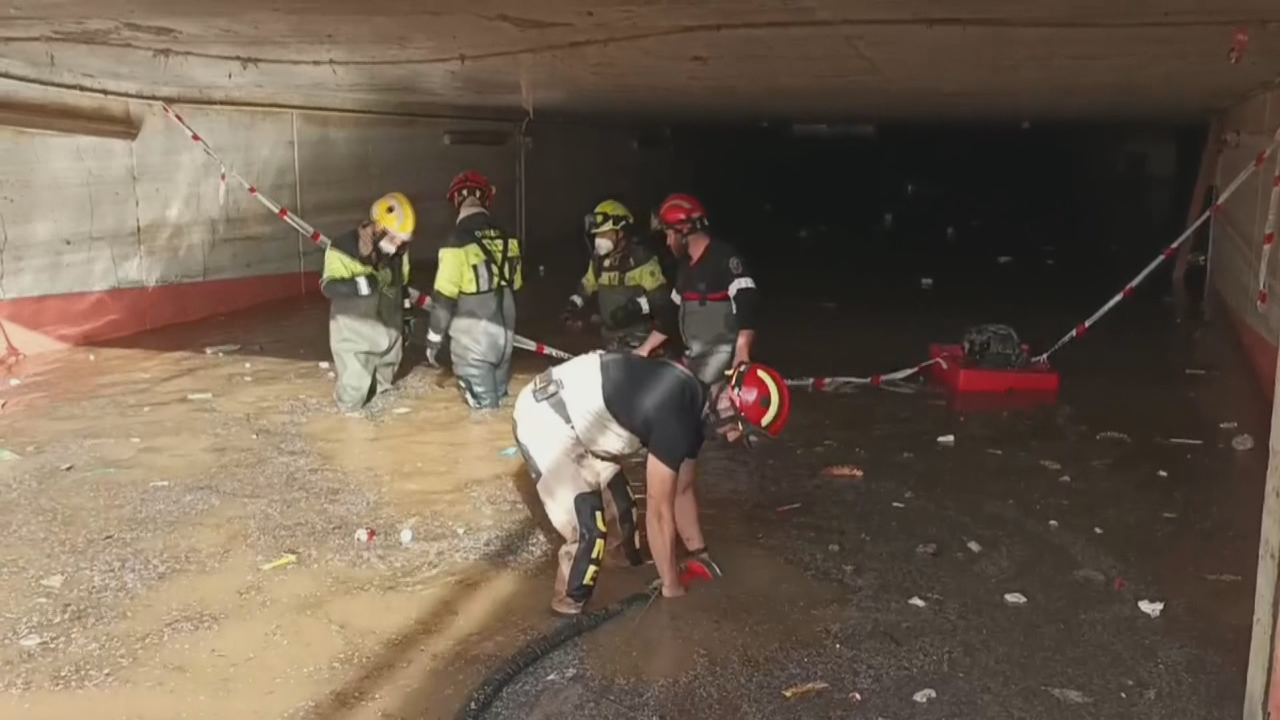 Membros da UME acceden ao estacionamento subterráneo do centro comercial Bonaire