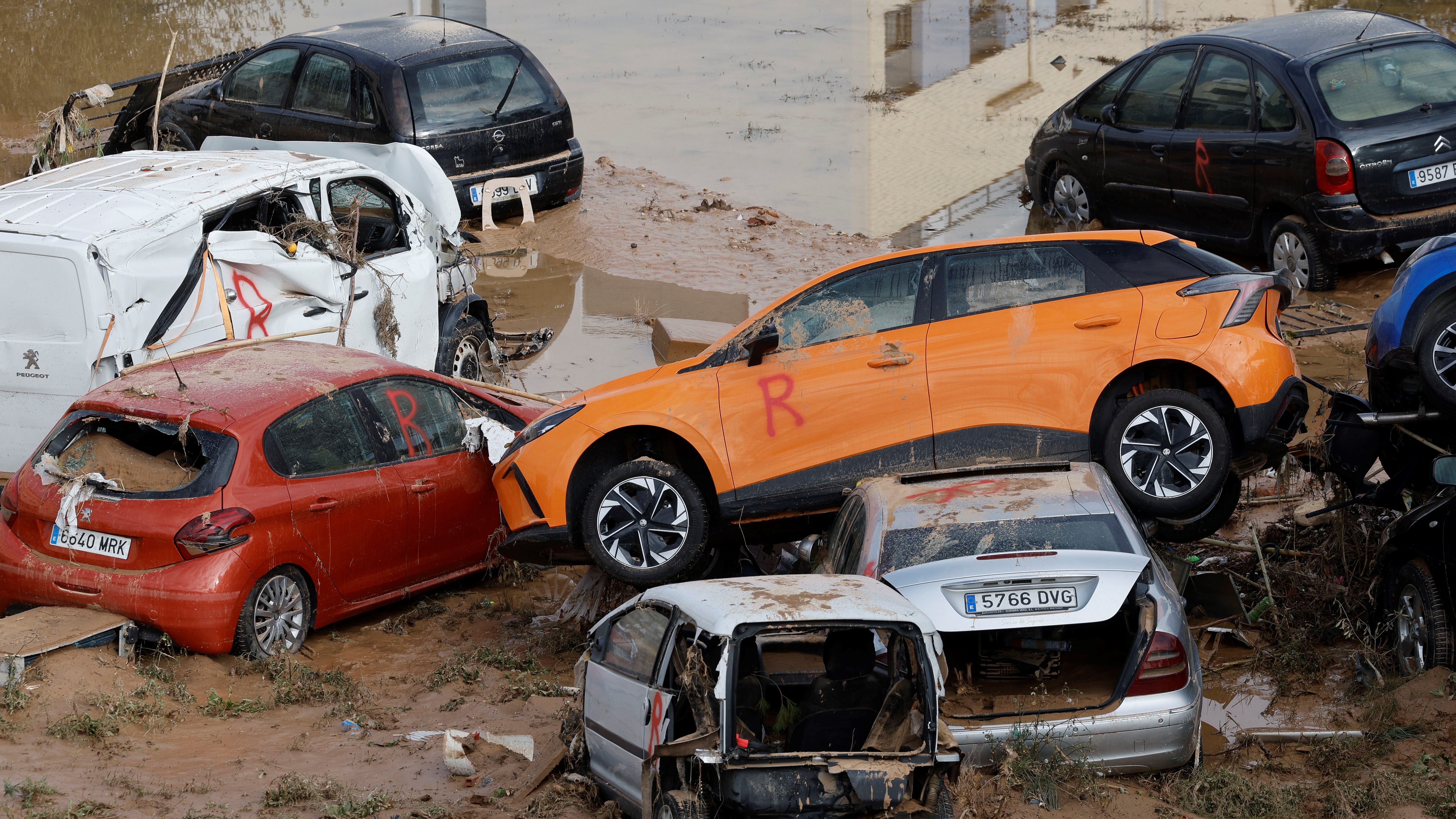 Coches amoreados en Alfafar (Valencia). EFE/Kai Försterling