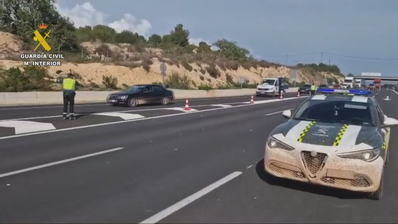 Axentes da Garda Civil na vixilancia dunha das estradas en Valencia