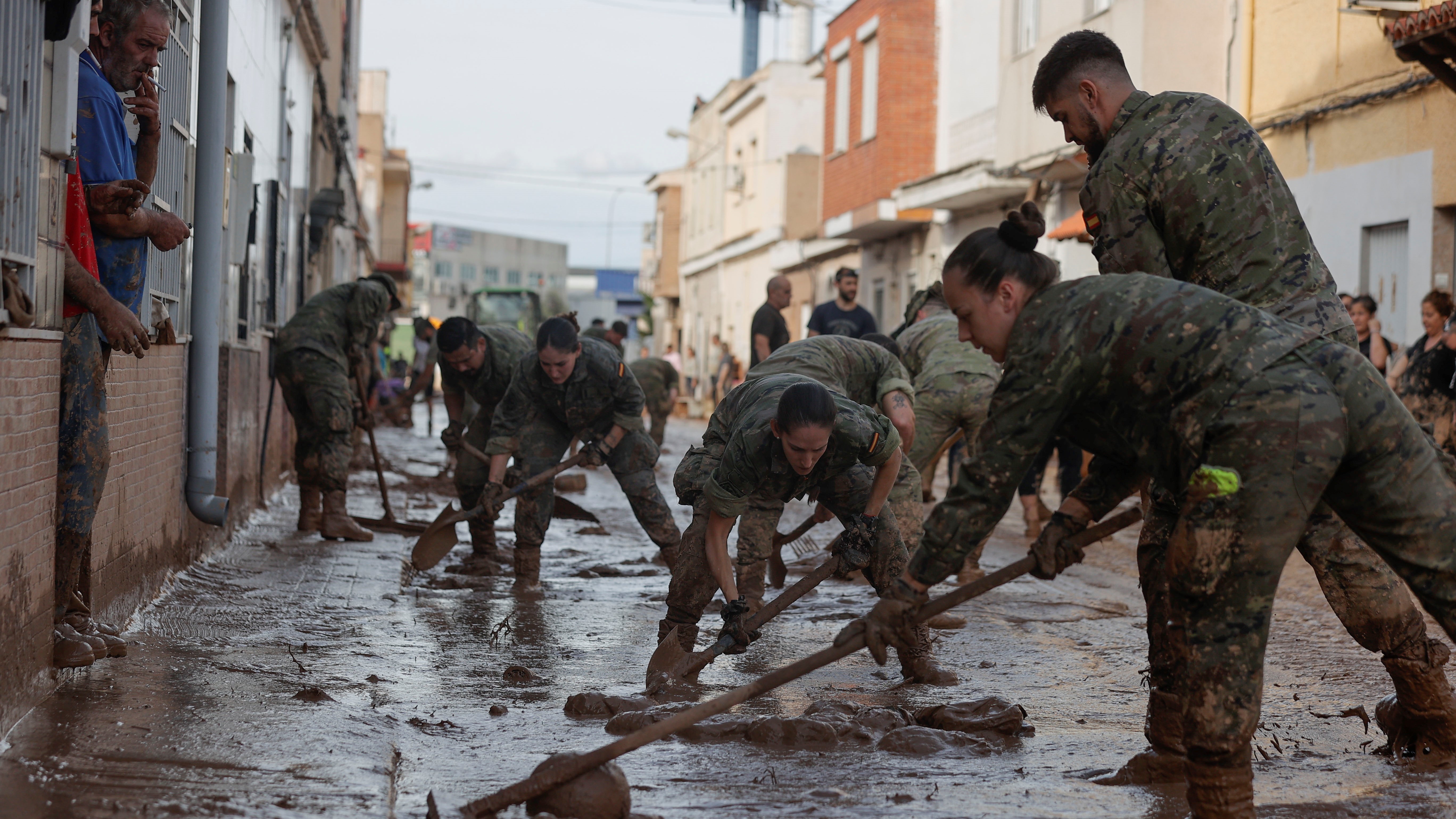 Militares limpando unha rúa en Riba-roja de Túria. EFE/Manuel Bruque