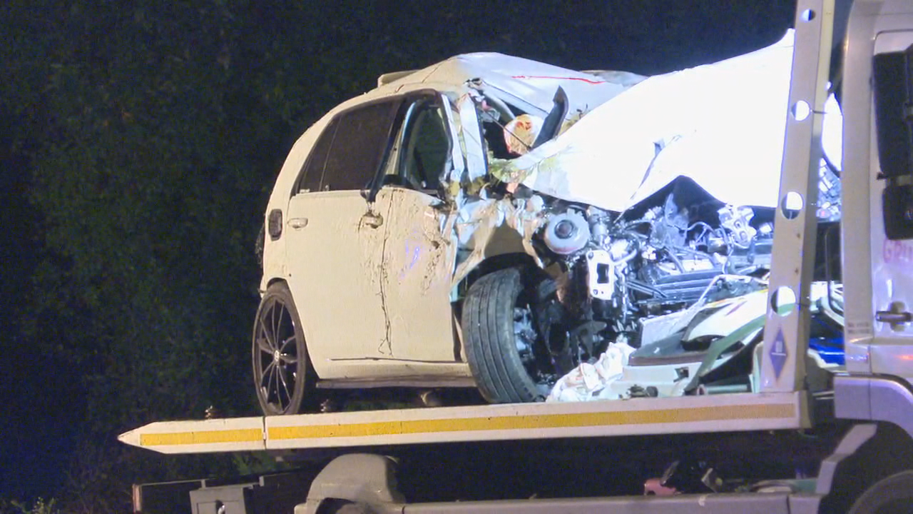 Un guindastre leva o coche accidentado en Xinzo de Limia