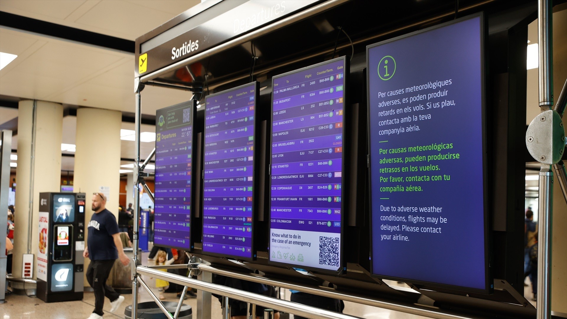 Panel informativo no aeroporto do Prat, Barcelona (Kike Rincón / Europa Press).