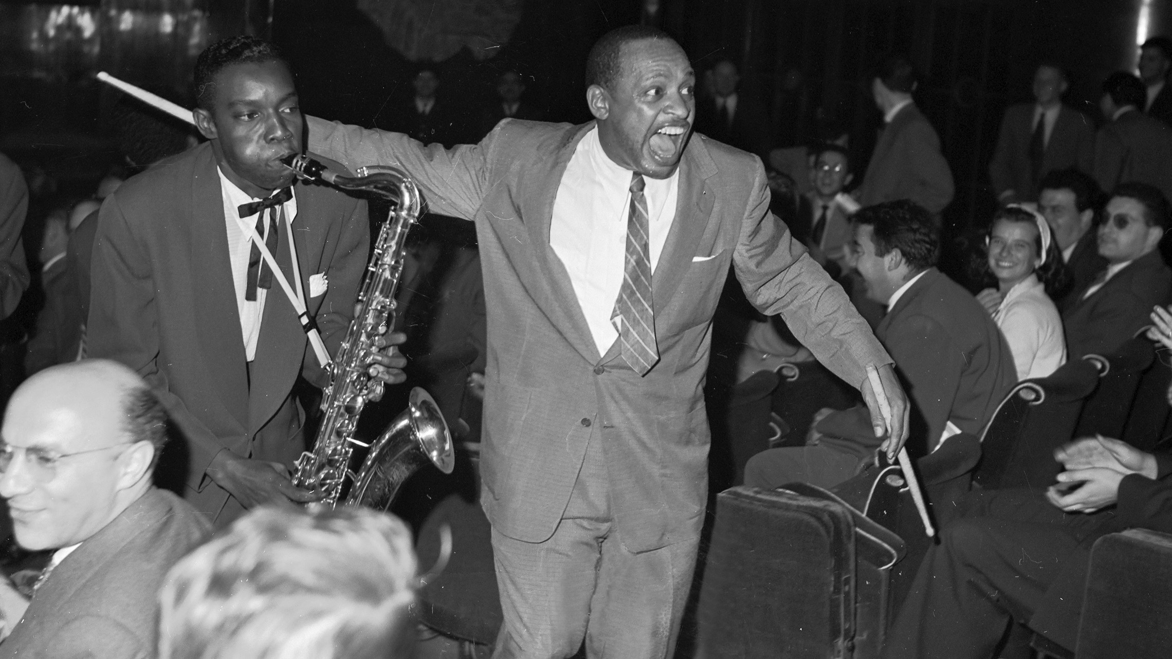 Co percusionista Lionel Hampton nun concerto en París en 1953 (Jack Garofalo / Paris Match via Getty Images).