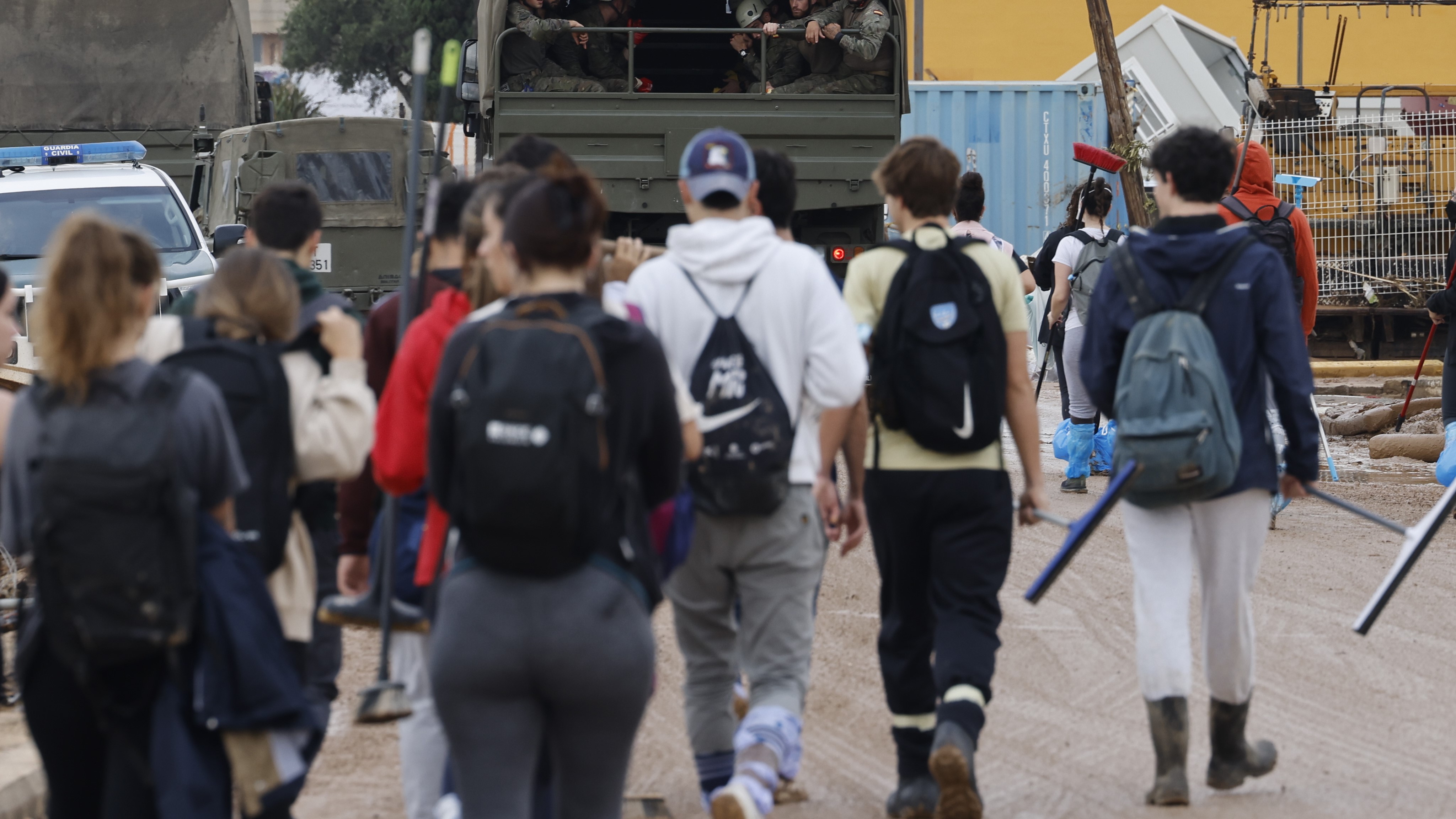 A provincia de Valencia tenta retomar a actividade mentres continúan os traballos de limpeza (EFE/Ana Escobar)