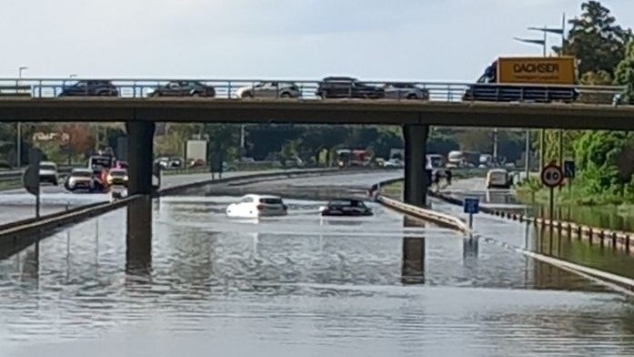 Coches atrapados pola auga na C-32 en Barcelona (Bombers).