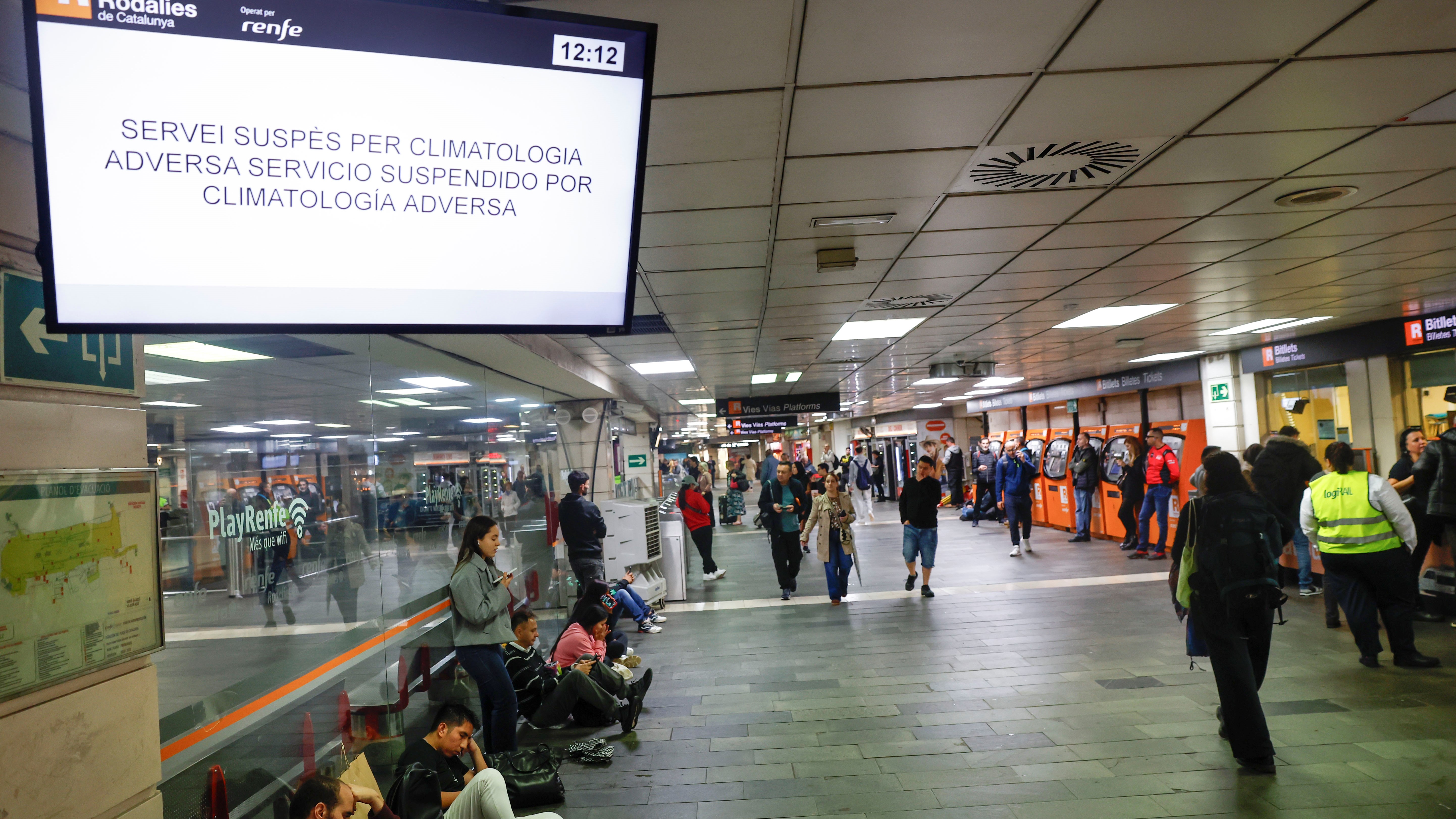 Aviso nunha estación de Barcelona da suspensión do servizo de Rodalies (EFE / Toni Albir).