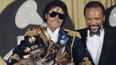 Quincy Jones posa con Michael Jackson e os 8 premios Grammy conseguidos polo álbum 'Thriller' en 1984 (Academy of Achievement).