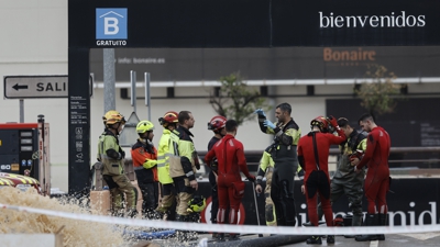 Traballos de achique de auga e busca de desaparecidos no aparcadoiro de Bonaire, en Aldaia (EFE/Kai Försterling)