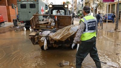 Policía Militar limpa as rúas de Catarroja (EFE/ Chema Moya)