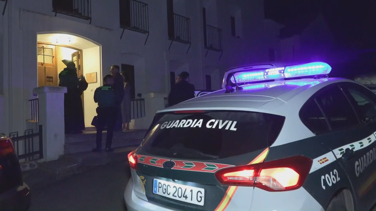 Entrada do mosteiro do Santo Espírito en Gilet, en Valencia, coa Garda Civil, este sábado