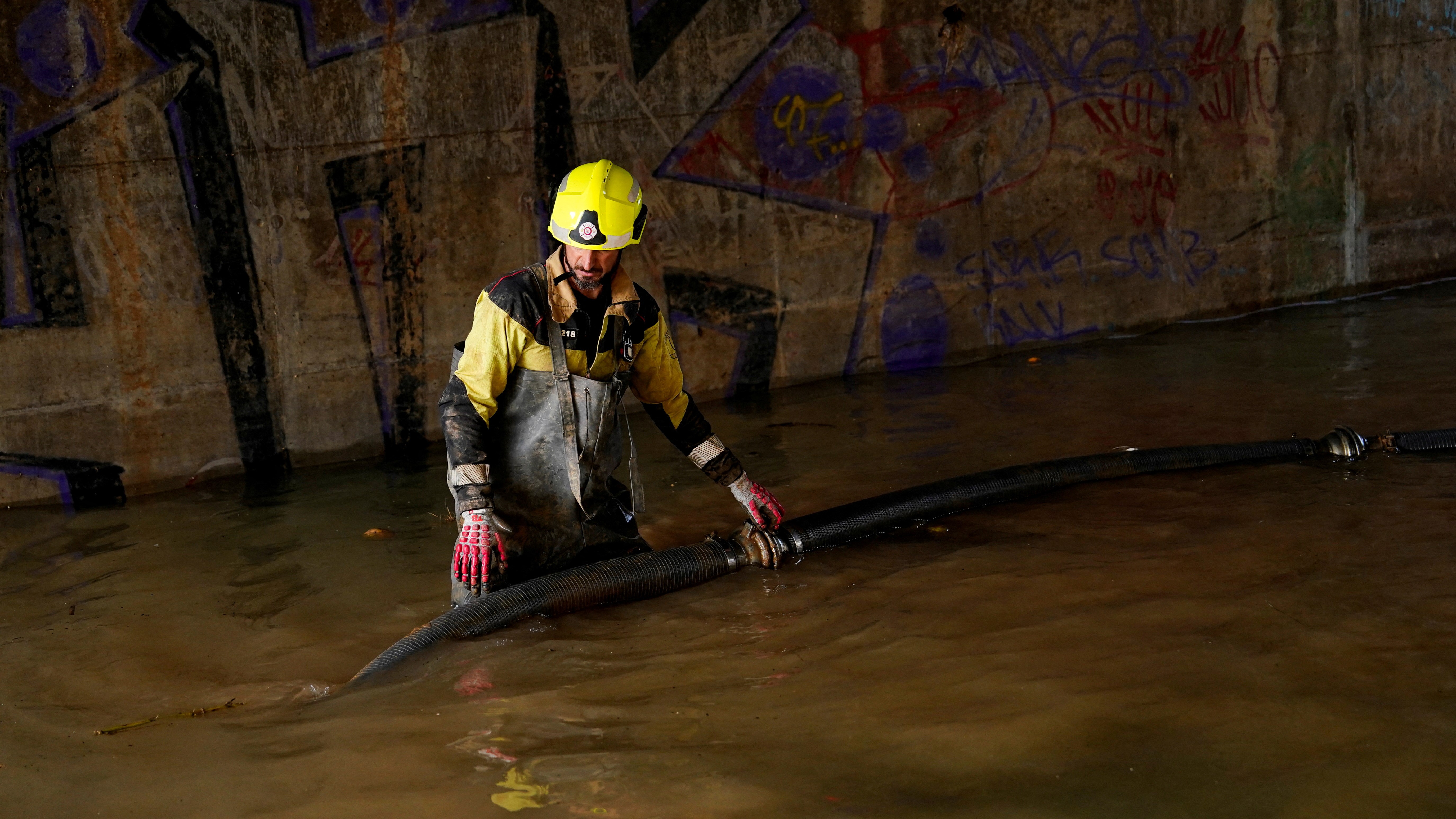 Un bombeiro baleira auga en Massanassa (Valencia). REUTERS/Ana Beltrán